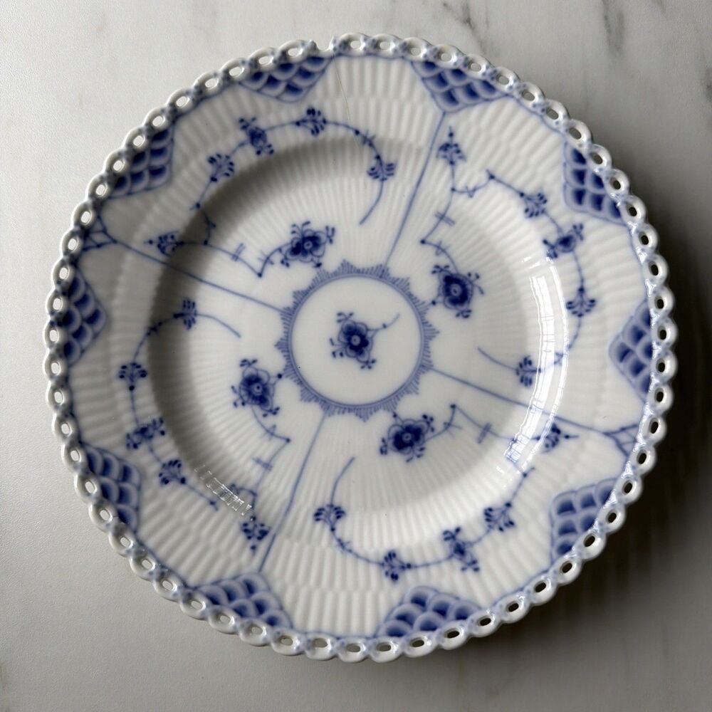 Royal Copenhagen Blue Fluted Full Lace Dinner Plate # 1085 9 1/4 FLAW